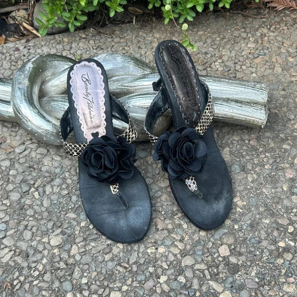 Beverly Feldman Snakeskin Black Rose Floral Thong Heeled Sandals Size 7 - Picture 1 of 9